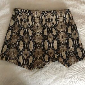 Vestique snake skin skort